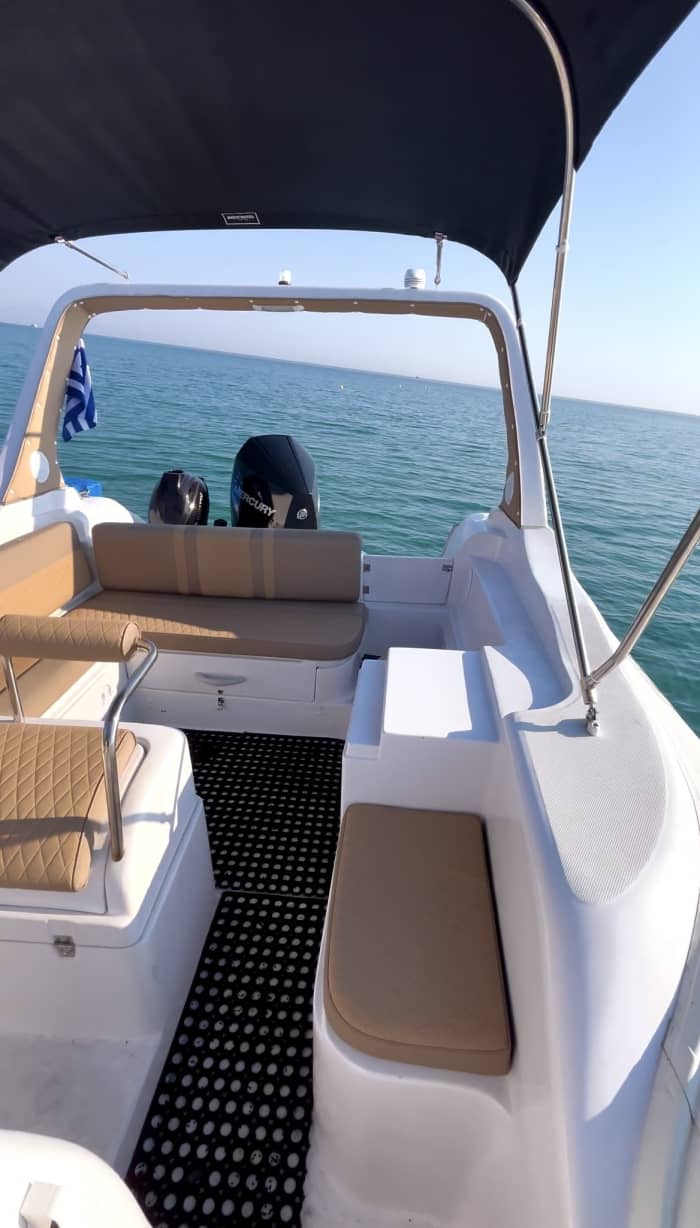 Excursion en bateau haut de gamme à Zakynthos. Explorez les grottes bleues, l'île aux tortues, la plage de Myzithres et bien plus encore.