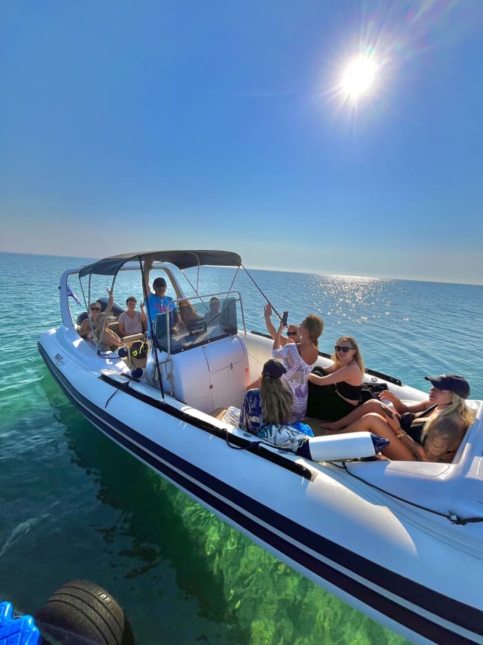 Excursion en bateau haut de gamme à Zakynthos. Explorez les grottes bleues, l'île aux tortues, la plage de Myzithres et bien plus encore.