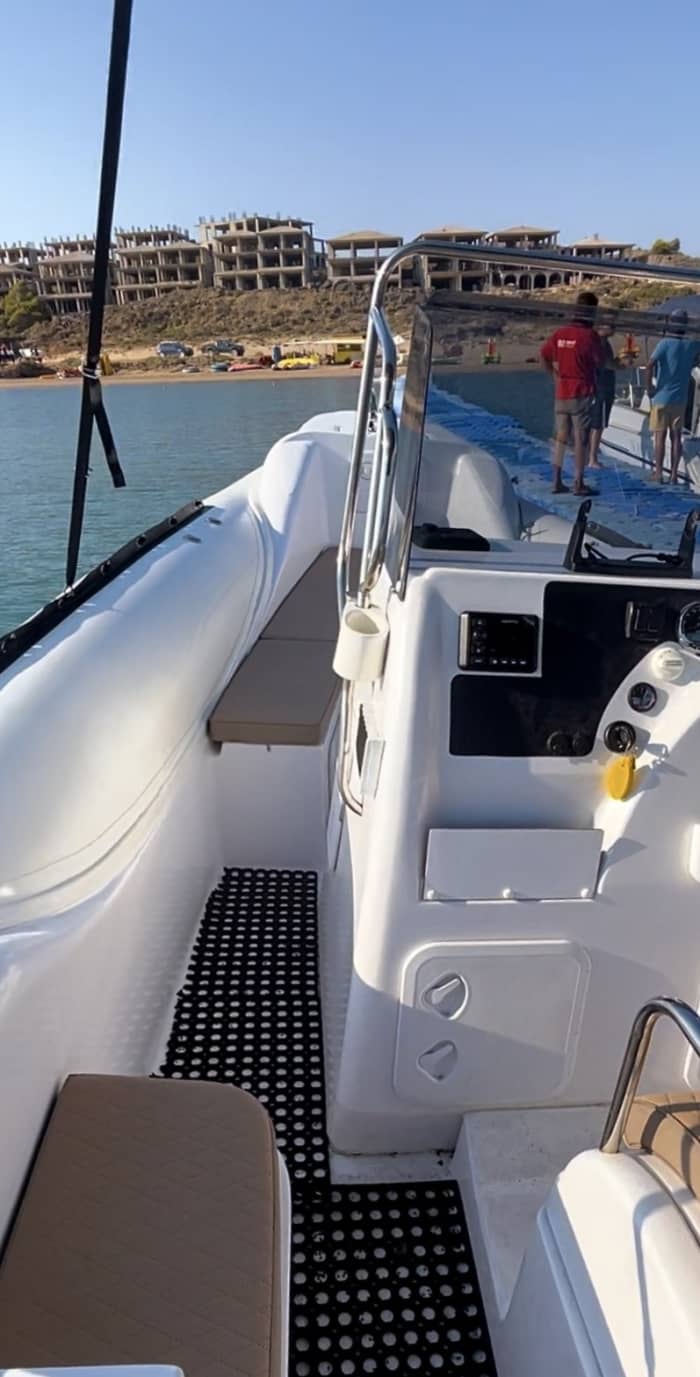 Excursion en bateau haut de gamme à Zakynthos. Explorez les grottes bleues, l'île aux tortues, la plage de Myzithres et bien plus encore.