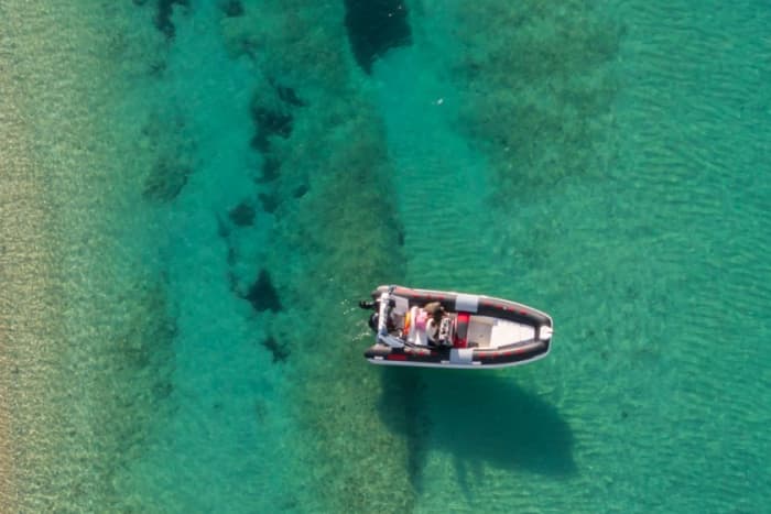 Excursion en bateau haut de gamme à Zakynthos. Explorez les grottes bleues, l'île aux tortues, la plage de Myzithres et bien plus encore.