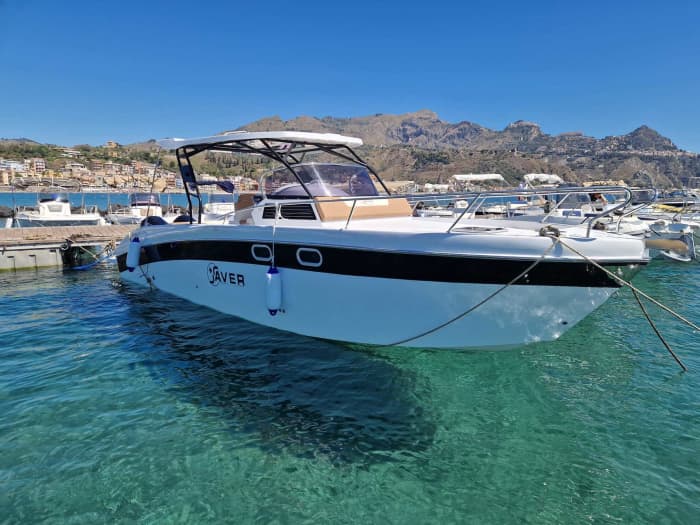 Enjoy 8h on a motorboat to explore Taormina