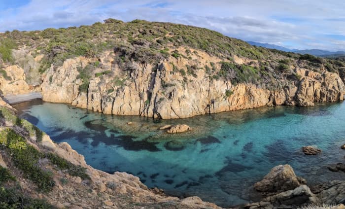 Excursão de barco de dia inteiro à Île-Rousse e às enseadas selvagens da Córsega.