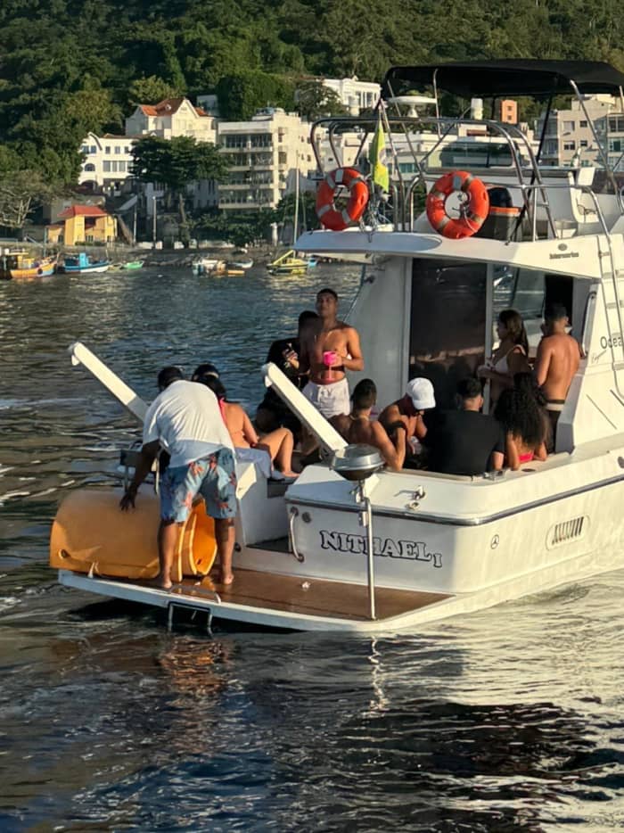 Rio de Janeiro escape: 2h of relaxation on a motorboat