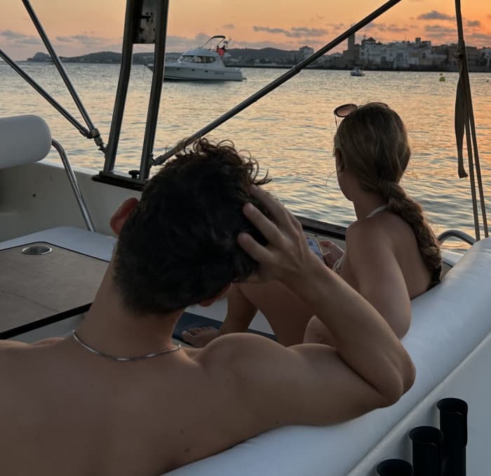 Zonsondergangmissie: bekijk de magische zonsondergang van Barcelona vanaf mijn motorboot