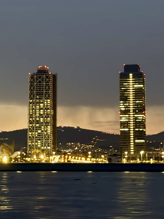 Zonsondergangmissie: bekijk de magische zonsondergang van Barcelona vanaf mijn motorboot