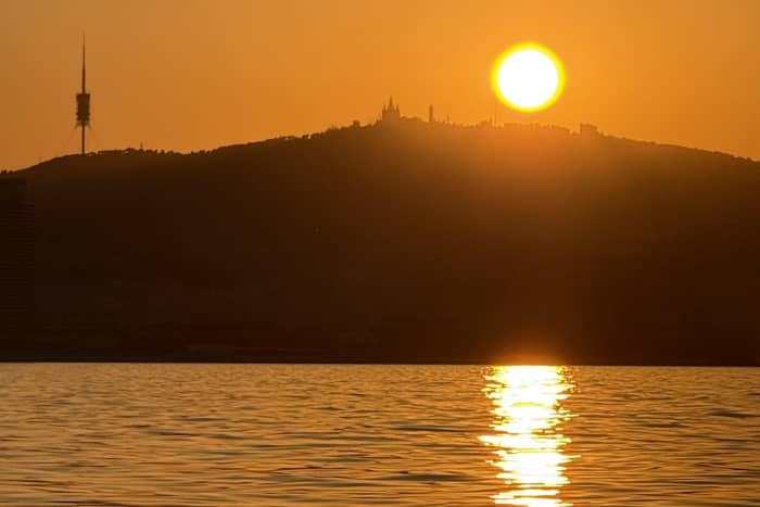 🚤4-hour private tour of Barcelona with a local skipper with optional activities🏄