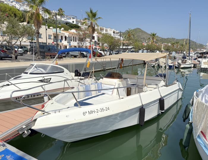 Fuel included🚤Full day Private Tour of Barcelona with a local skipper with water activities available🏄