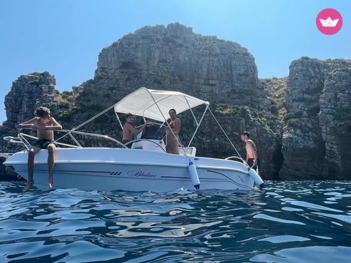 Privé boottocht rond Balestrate op een motorboot.