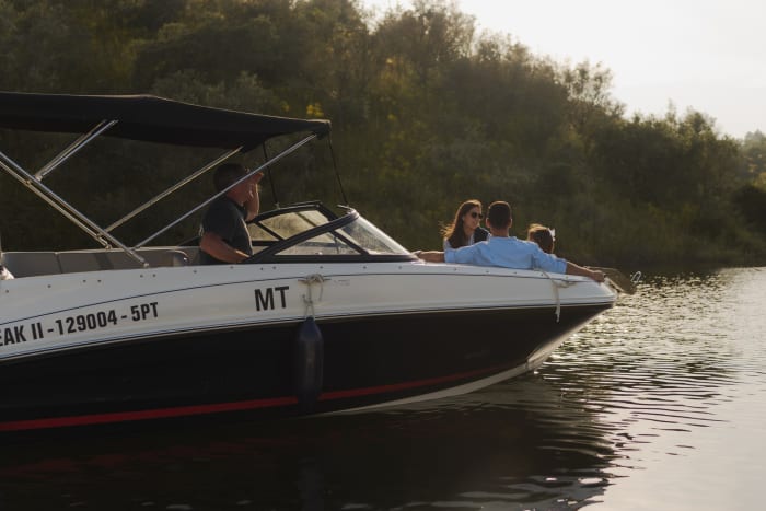 Descubra a Barragem de Alqueva num passeio de barco a motor de meio dia