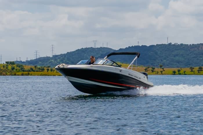 Descubra a Barragem de Alqueva num passeio de barco a motor de meio dia