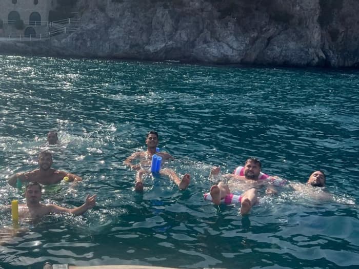 Una giornata alla scoperta della costiera amalfitana: puro relax sulle acque tirreniche.