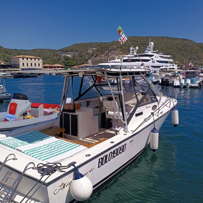 Exclusieve, persoonlijke rondvaart door de La Maddalena-archipel op een elegante klassieke motorboot. (Incidenteel beschikbaar)