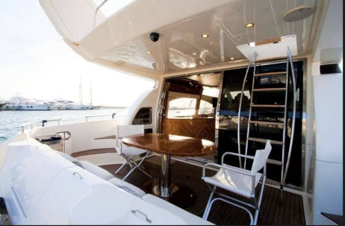 Entdecken Sie Glyfada: Ein sonniger Tag auf einem Motorboot
