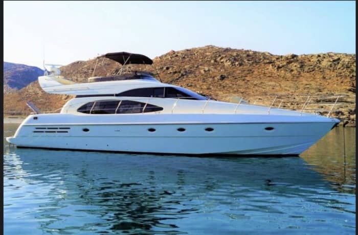 Entdecken Sie Glyfada: Ein sonniger Tag auf einem Motorboot