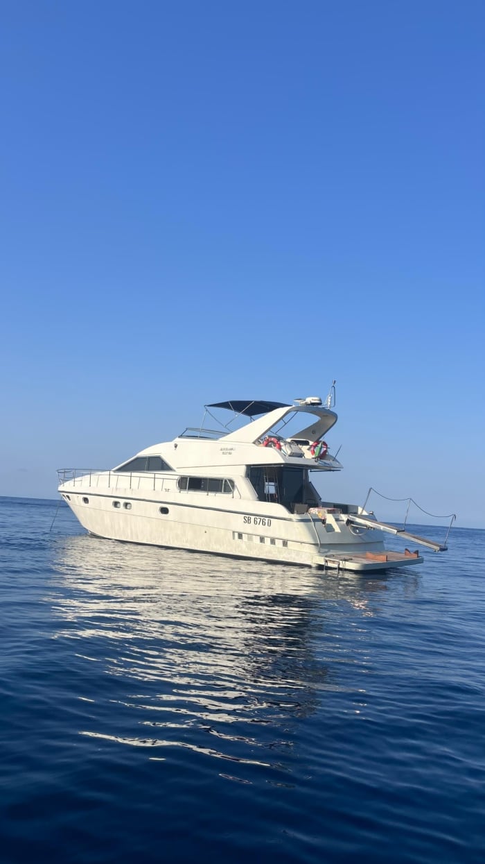 Een reis op maat naar de Eolische Eilanden: een magische dag aan boord van een motorboot.