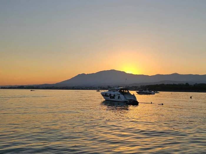 Sunset Sparkle: 1-Hour Cava Cruise from Puerto Banús