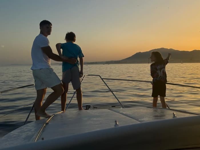 Sunset Sparkle: 1-Hour Cava Cruise from Puerto Banús
