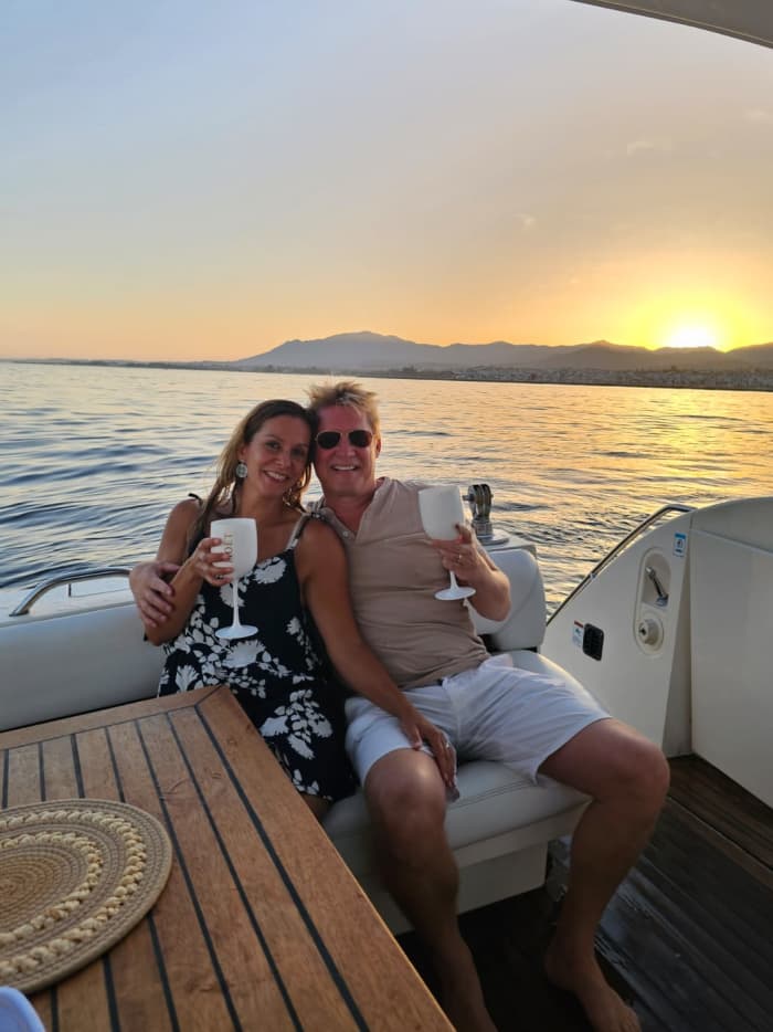 Sunset Sparkle: 1-Hour Cava Cruise from Puerto Banús