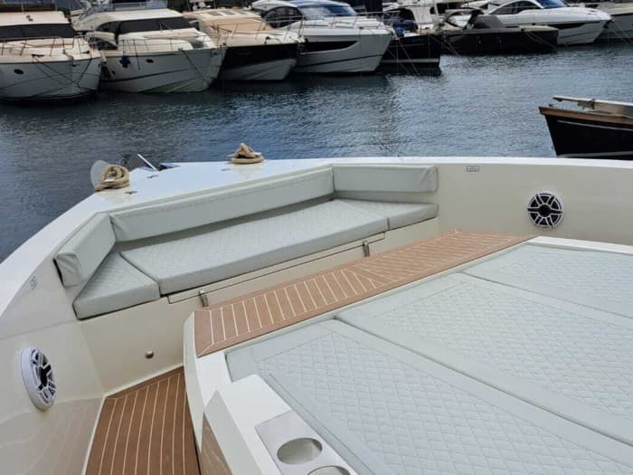 Your day in Calvià: Rent a motorboat for 8h of discovery