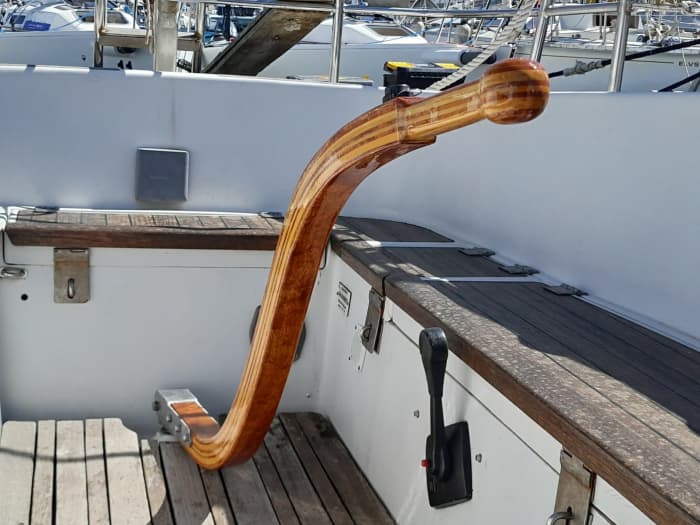 Aproveite cada momento: um dia inteiro de sol em Toulon a bordo de um veleiro.
