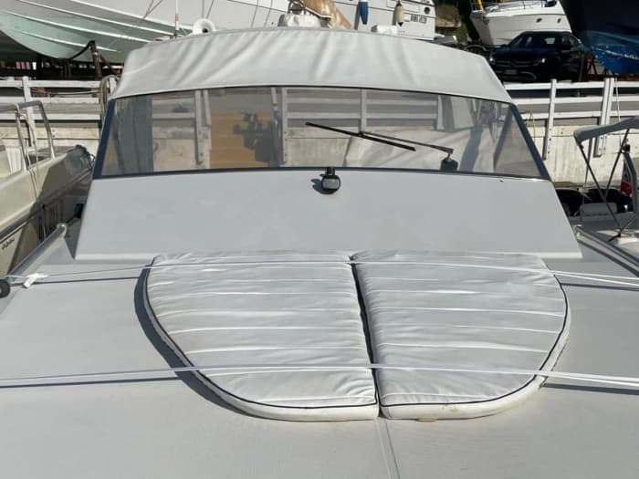 Sofisticación en alta mar: Descubra Gallipoli en un yate a motor de lujo.