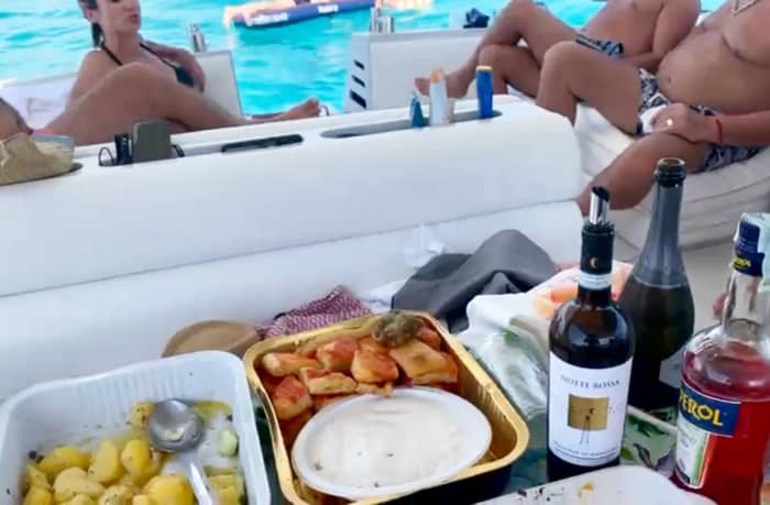 Sofisticación en alta mar: Descubra Gallipoli en un yate a motor de lujo.