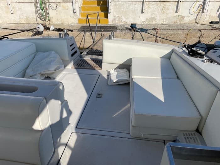 Sofisticación en alta mar: Descubra Gallipoli en un yate a motor de lujo.