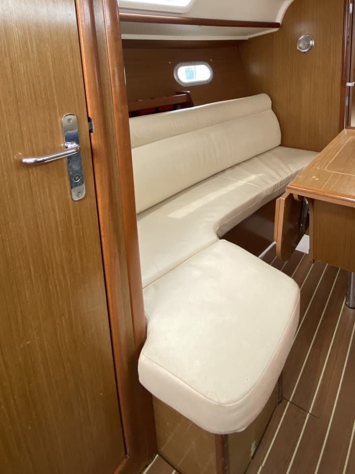 Experiencia de navegación de día completo en un velero en Combarro