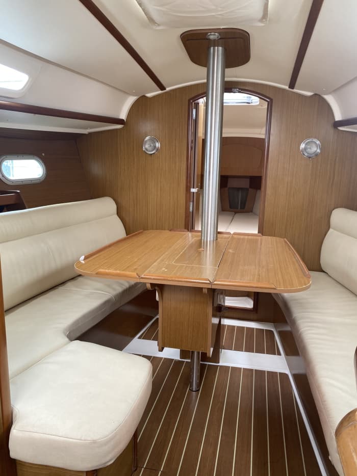 Experiencia de navegación de día completo en un velero en Combarro