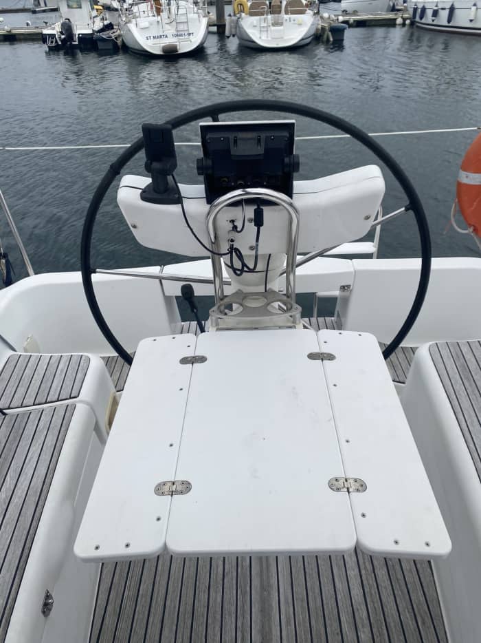 Experiencia de navegación de día completo en un velero en Combarro