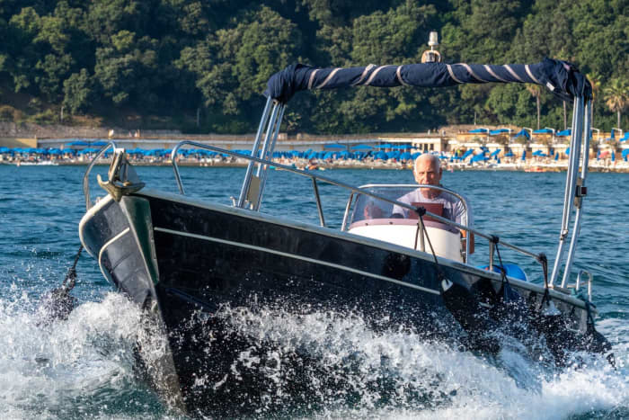 Verken La Spezia in een halve dag: huur een motorboot voor 4 uur.