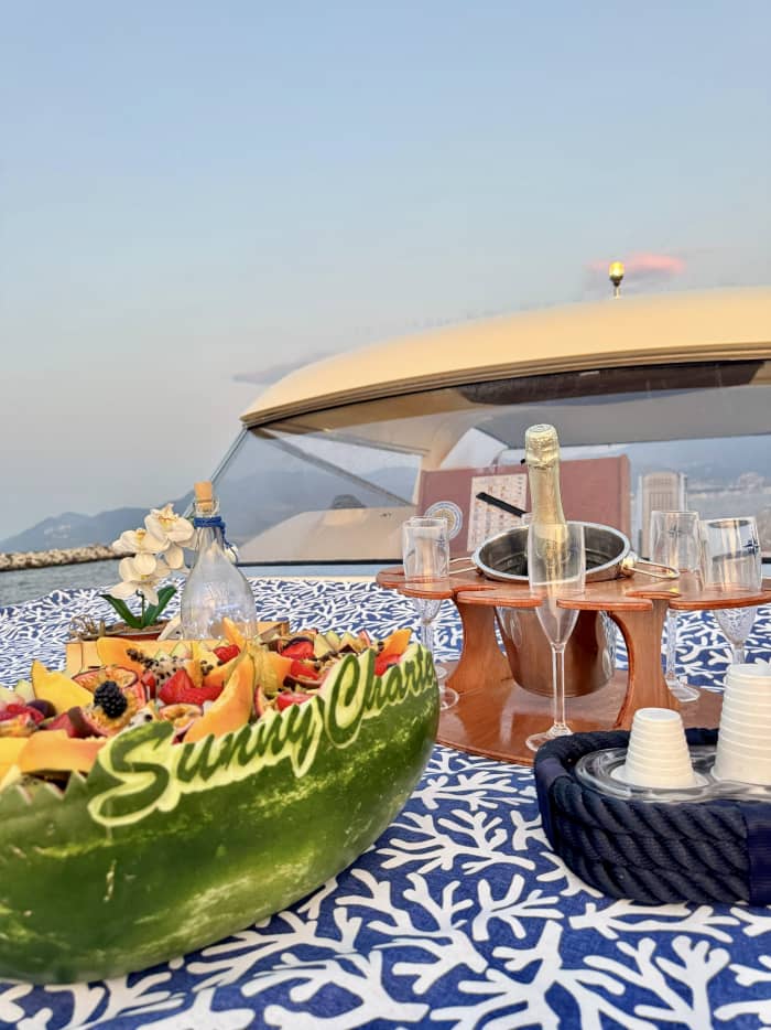 Capri-Sonnenuntergangsfahrt: Aperitif auf See (3 Stunden bei Sonnenuntergang)