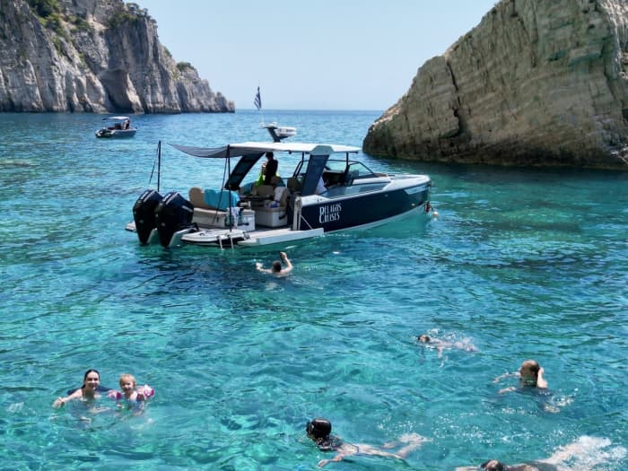 A legendary break: 3h30 around Zakynthos on a motorboat