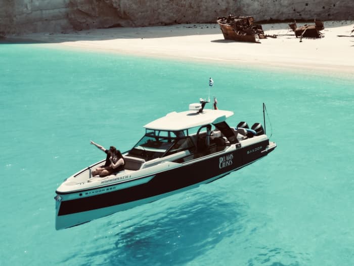 A legendary break: 3h30 around Zakynthos on a motorboat