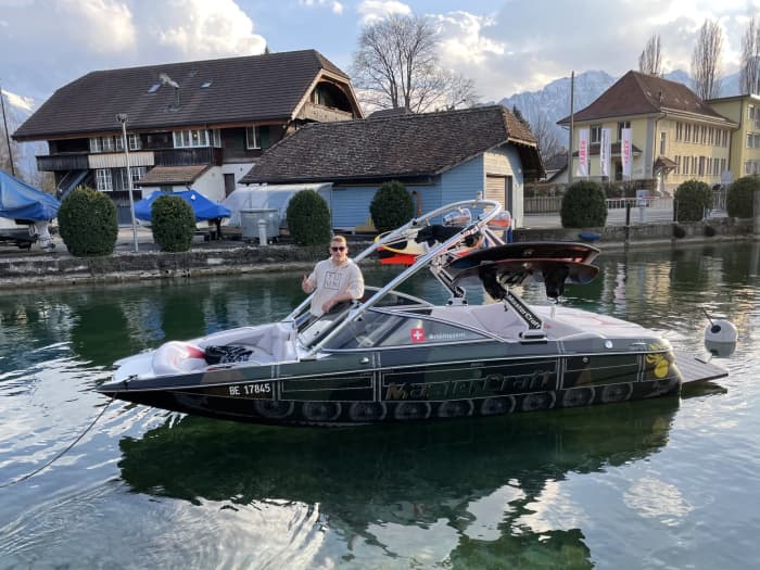 une journée entière de soleil sur un bateau à moteur