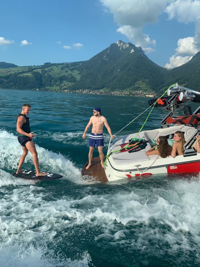 une journée entière de soleil sur un bateau à moteur