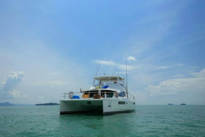Experiencia exclusiva en catamarán en las islas Phi Phi
