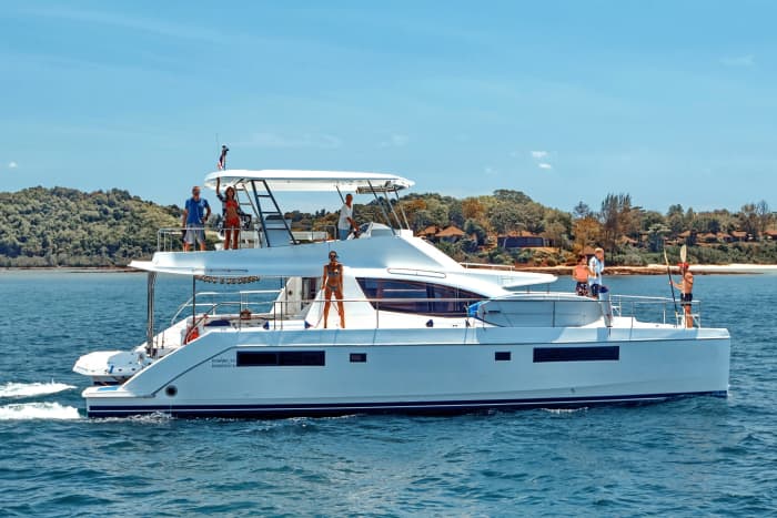 Experiencia exclusiva en catamarán en las islas Phi Phi