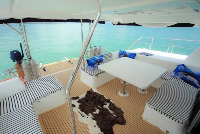 Experiencia exclusiva en catamarán en las islas Phi Phi