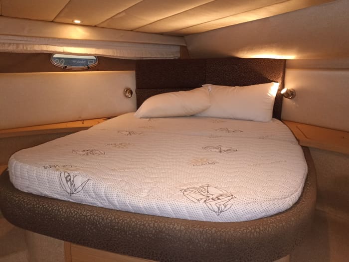Genießen Sie entspannende Momente auf einem 13 Meter langen Boot in Bari.