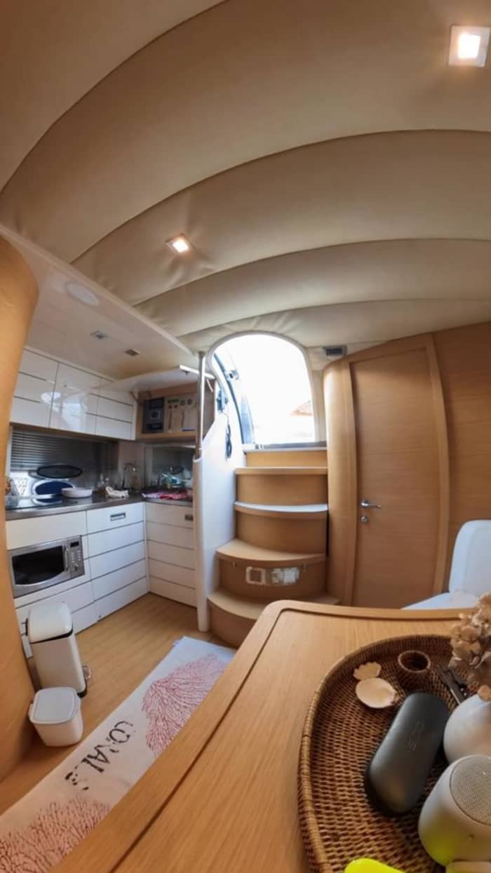 Genießen Sie entspannende Momente auf einem 13 Meter langen Boot in Bari.