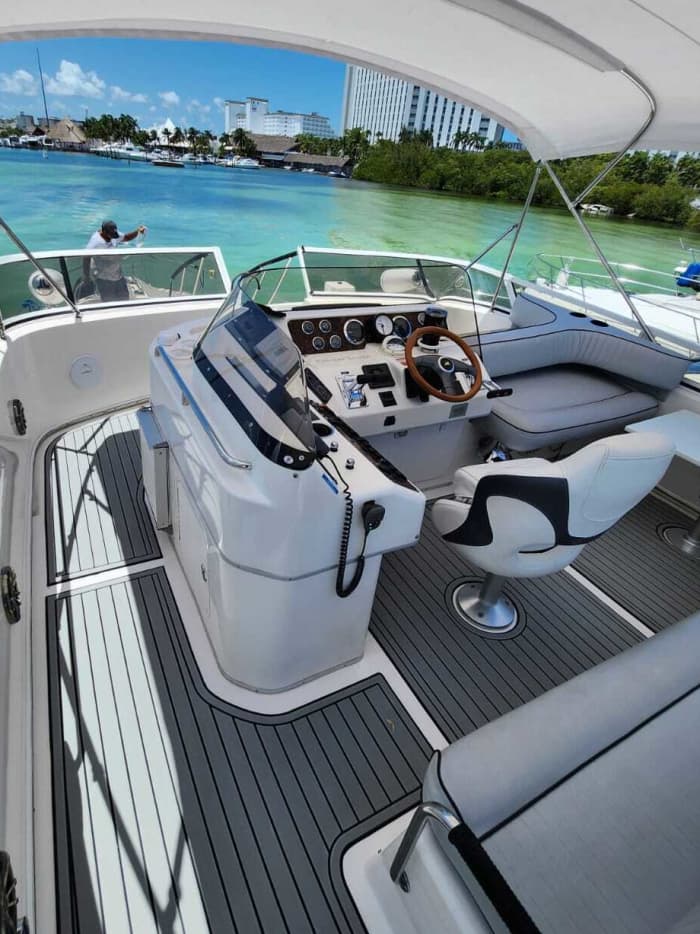 Ciesz się luksusem Cancún, spędzając cały dzień na jachcie motorowym