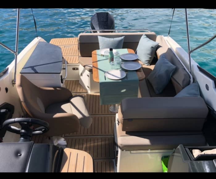 Your day in Marseille: rent a motorboat for a full day of discovery