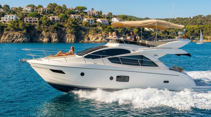 Luxusyacht, Stand-Up-Paddling, Schnorcheln an der Costa Brava
