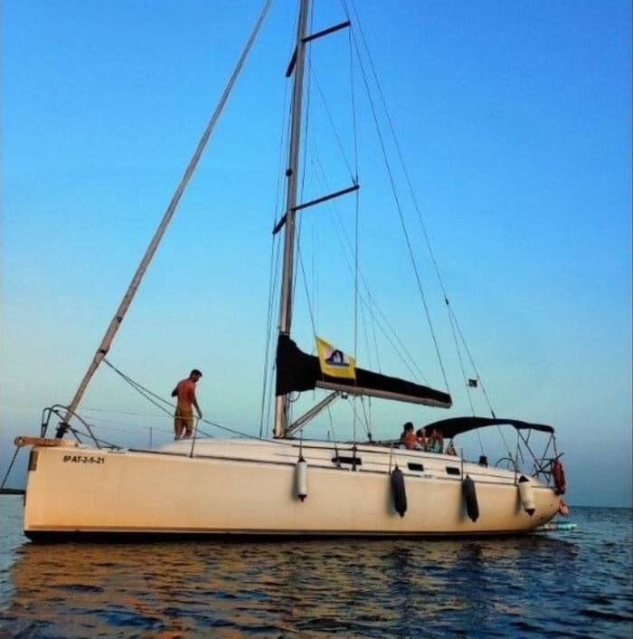 Explore Santa Pola and enjoy a full day of sailing on a sailboat