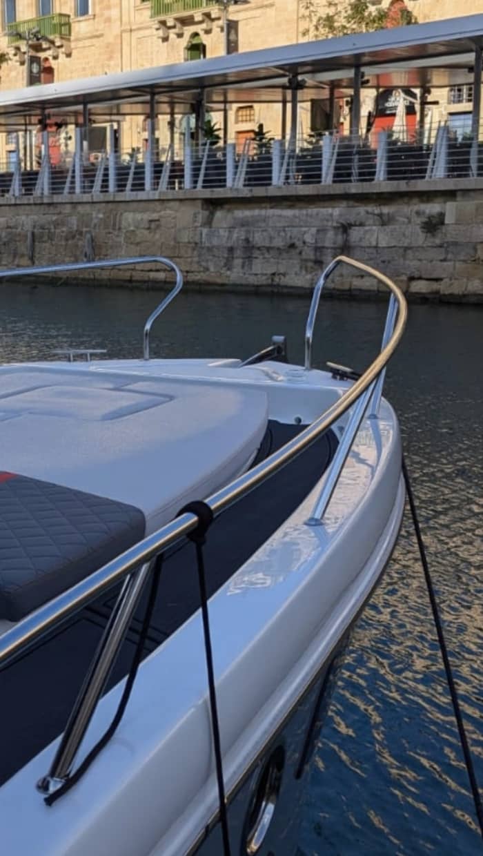 Genießen Sie die Sonne auf einer 8-stündigen Bootsfahrt nach Comino und anderen wunderschönen Orten rund um die Insel.