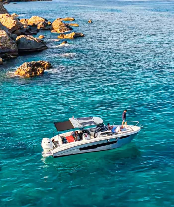 Genießen Sie die Sonne auf einer 8-stündigen Bootsfahrt nach Comino und anderen wunderschönen Orten rund um die Insel.