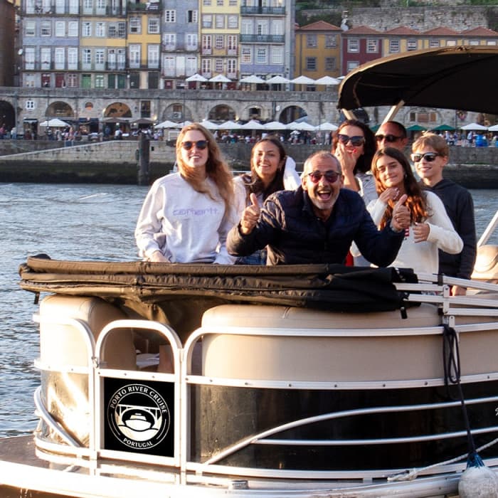 Take a half-day to relax on a motorboat in Porto