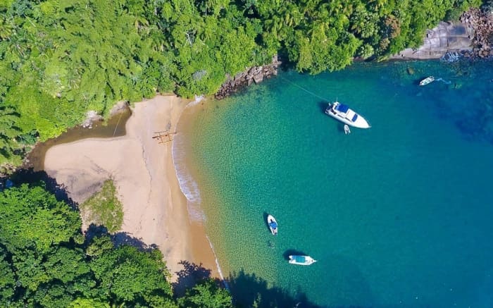 Une journée magique à Ubatuba à bord d'un voilier