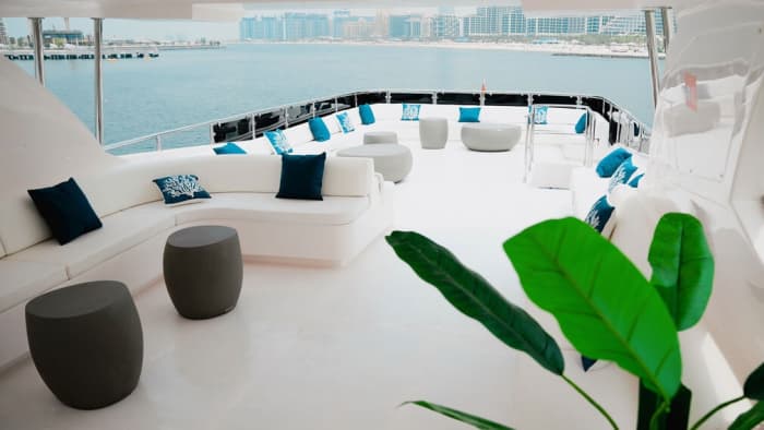 A full day of magic in Dubai on a motor yacht